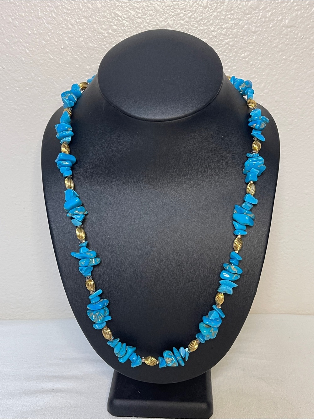 Source Unknown Bright Turquoise Chip Bead Necklace with Gold Accents